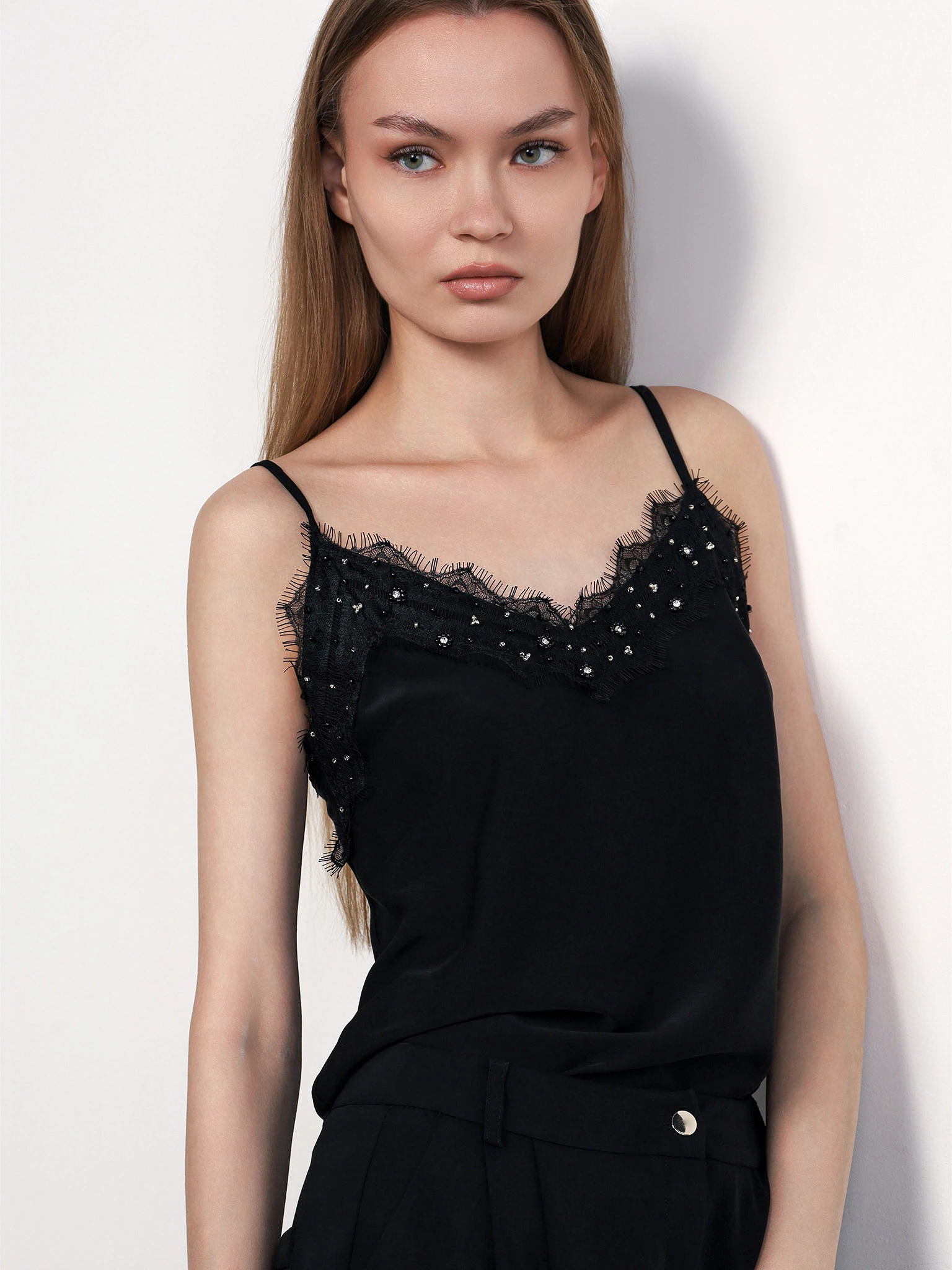 Топ черного цвета с кружевом и цепочкой-мониль